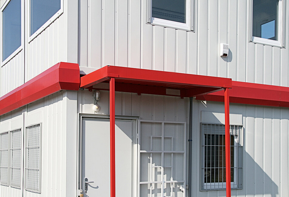 Die Bürocontainer-Anlagen können z.B. mit Vordächern und Sicherheitsgittern individuell nach Kundenwunsch angepasst werden.